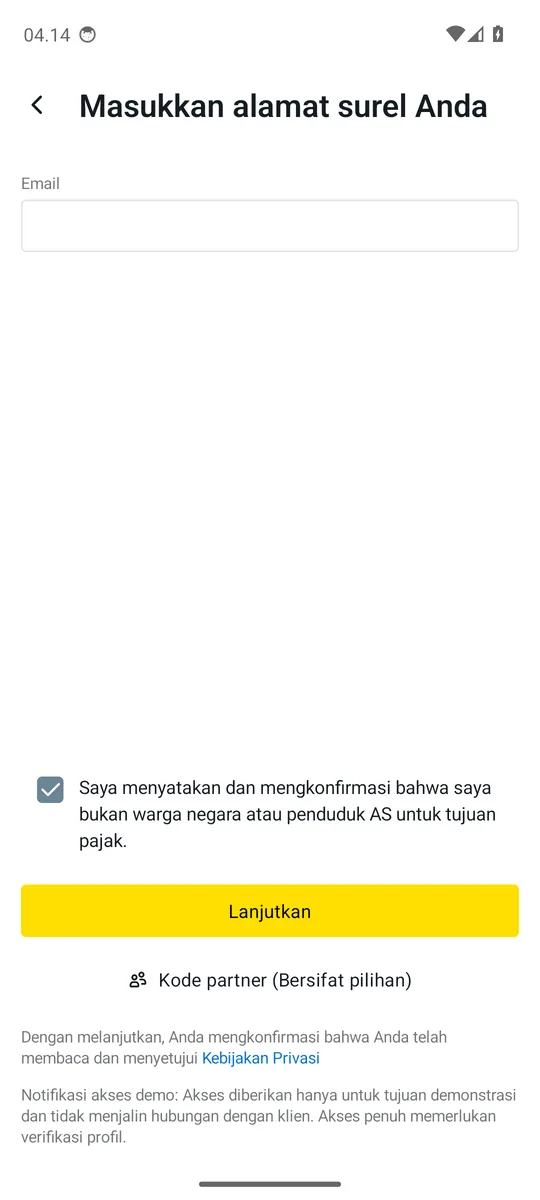 Langkah pendaftaran di aplikasi Exness Trade: kolom email dan kotak centang domisili pajak